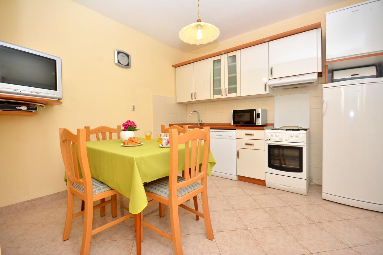 Regina Apartment *